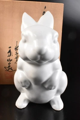 S2346: ESTATUA japonesa de conejo esmalte blanco Izushi-ware, automática con caja firmada Foto 1 de 4