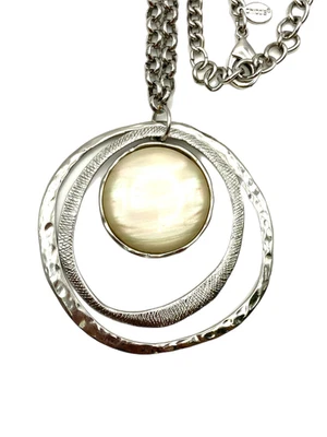 Collar Colgante Chico's Tono Plata Círculos Martillados Madreperla Concha 22" Foto 1 de 4