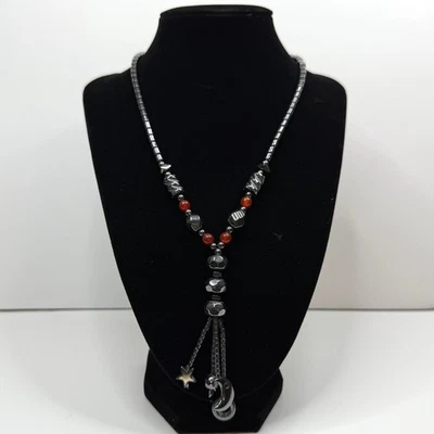 Collar Hematita Y Estrella y Luna Dijes Acento Rojo Cuentas de Vidrio Joyería 17.5 in L Foto 1 de 4