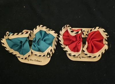 Lazos para el cabello Rose of New Orleans rojo y verde azulado con borde a rayas Foto 1 de 4