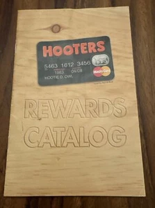 2006 Hooters Mastercard Rewards Catalog Ephemra Vtg - Imagen 1 de 9