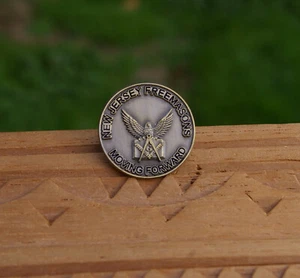 Prendedor de solapa de metal de 1" de los masones de Nueva Jersey Moving Forward NJ Masons - Imagen 1 de 3