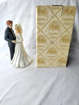 Decoración de pastel de porcelana vintage 1989 para novia y novio con caja de música 9 pulgadas Foto 1 de 4