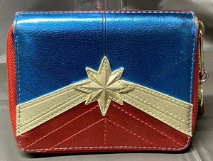 Loungefly Captain Marvel Geldbörse mit Reißverschluss Marvel Comics - Bild 1 von 9
