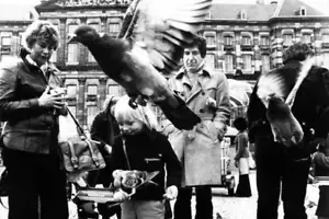 Foto 4x6 Leonard Cohen posando en Amsterdam Holanda 1972 - Imagen 1 de 1