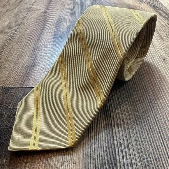 Мужской шелковый галстук в золотую полоску — Royal Classic от Tom James, 100% шелк, официальный - Изображение 1 из 4