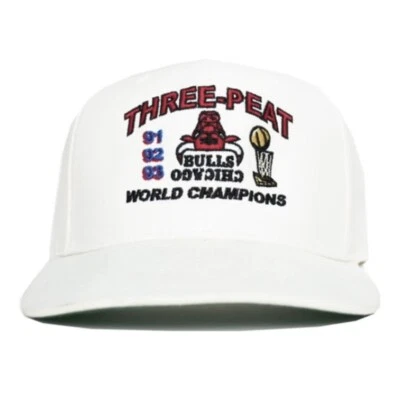 Uniform Studios Chicago Bulls Three-Turba Campeones Crema Snapback Gorra Gorra Blanca Foto 1 de 4