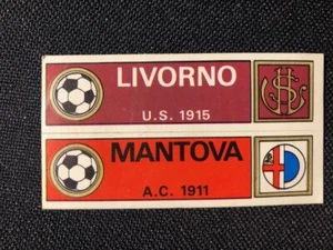 FIGURINA CALCIATORI PANINI 1970/71 SCUDETTO STRISCE LIVORNO / MANTOVA NUOVO - Picture 1 of 2