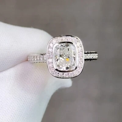 Anillo de compromiso de moissanita de corte cojín alargado enchapado en oro blanco de 14K 2,67 TCW Foto 1 de 4