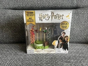 Harry Potter Quidditch Pitch Arena Mini & Draco Malfoy Chasing The Golden Snitch - Foto 1 di 4