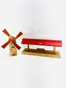 Plataforma de estación de tren con techo rojo ferrocarril de madera Brio y molino de viento de madera de colección - Imagen 1 de 10