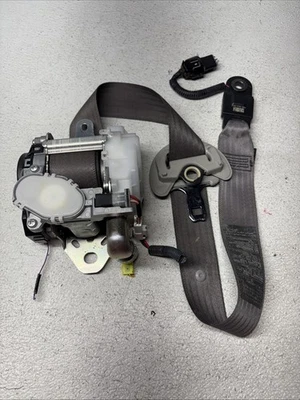 2006 - 2008 OEM LEXUS IS250 ПЕРЕДНИЙ ПРАВЫЙ ПАССАЖИРСКИЙ БОКОВОЙ РЕМЕНЬ БЕЗОПАСНОСТИ НАТЯЖИТЕЛЬ СЕРЫЙ - Изображение 1 из 4