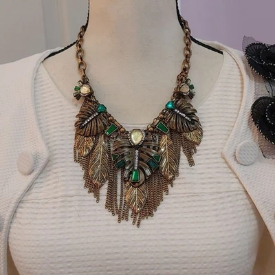 Collar babero dramático tono latón Amazon Tropics motivo hoja flecos pedrería Foto 1 de 4