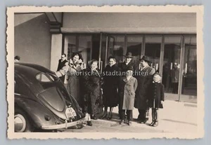 Familie neben Brezelkäfer VW-Käfer Auto - Altes Foto - Picture 1 of 2