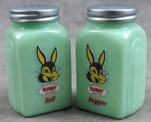 JUEGO DE AGITADORES DE SAL Y PIMIENTA PAN VERDE JADEITE ~LICENCIA OFICIAL~ - Imagen 1 de 4