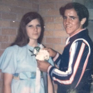 Foto Polaroid De Colección Linda Pareja Dama Hombre Vestido Ramillete Encontrado Arte Instantánea - Imagen 1 de 5