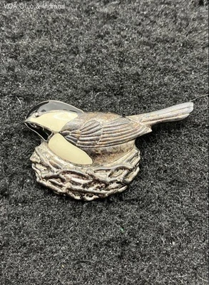 Prendedor Danecraft Bird in the Nest vintage tono plata esmalte blanco y negro Foto 1 de 4