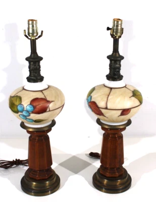 Lámparas de mesa vintage con motivo de arándano de vidrio esmerilado y lámparas de mesa de madera Foto 1 de 4