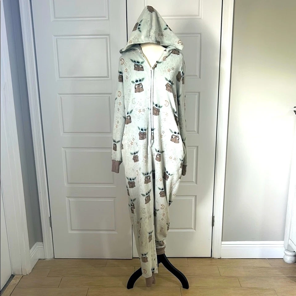Pijama de una pieza con capucha para adultos Star Wars Mandalorian Grogu Baby Yoda Foto 1 de 4