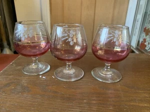 A set of 3 Cranberry glass Decorated Small Glasses - Picture 1 of 2