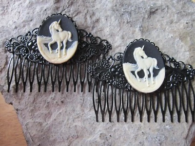 PAR DE PEINES DE PELO FILIGRANA NEGRA CAMAFEO UNICORNIO - MÁGICOS, MÍSTICOS, PEGASUS Foto 1 de 3