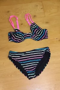 BIKINI SET SCHWARZ BUNT GETSREIFT GRÖSSE 38 B-C MIT BÜGEL - Bild 1 von 2