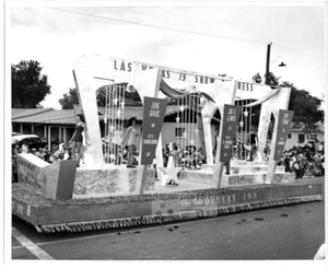1959 Vintage ORIG Photo DESERT INN CASINO Las Vegas SWIMSUIT SHOWGIRL Parade - Bild 1 von 1