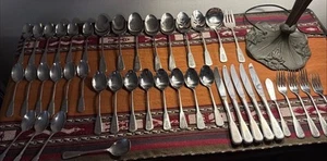 Vintage Oneida Village Deluxe Edelstahl 44-teiliges Besteckset - Bild 1 von 15