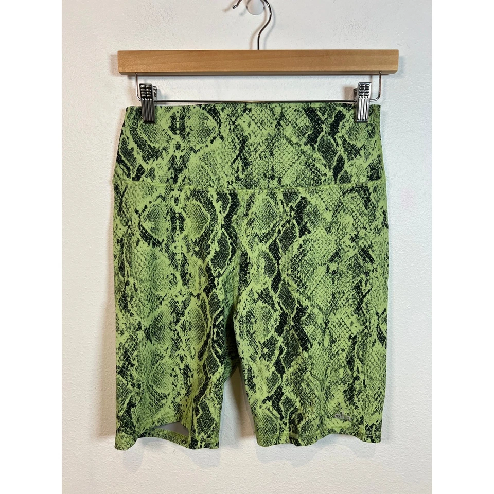 Pantalones Cortos de Motociclista Alo Yoga Cintura Alta Estampado de Serpiente 7.5" Verde Negro Entrenamiento Atletismo Foto 1 de 4
