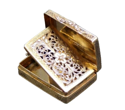 Antigua caja de tabaco perforada inglesa dorada plateada Nathaniel Mills circa 1833 Foto 1 de 4