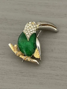 Toucan Pin Brooch Bird Green Enamel Gold Tone Rhinestones Vintage - Picture 1 of 11