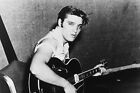 Impression photo A Elvis Presley jouant de la guitare regardant la caméra 8x10
