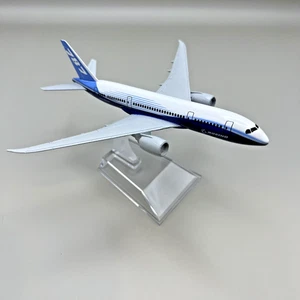 Boeing 787 Dreamliner Flugzeug Maßstab 1:400 Modell "Hausfarben" mit klarem Ständer - Bild 1 von 3