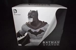 DC Collectibles Batman Black & White Statue by Greg Capullo #46 - Picture 1 of 7