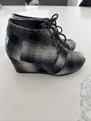 Botines a cuadros de lana con cuña del desierto TOMS usados en excelente estado talla 6,5 negro gris ¡LN! Foto 1 de 4