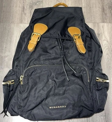 Mochila Burberry de nailon - negra con herrajes de cuero tostado dorado - usada  Foto 1 de 4