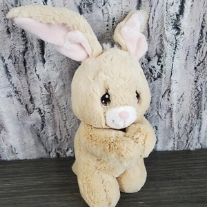 VIDEO - Precious Moments 10" Beige REZANDO Arrodillado CONEJITO PELUCHE - Imagen 1 de 7