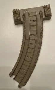 Thomas the Train & Friends TRACKMASTER Gleis geneigte Kurvenerhöhung links - Bild 1 von 1