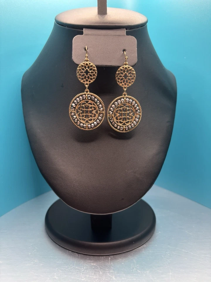 "Pendientes de filigrana y marcasita de 2"" en tono dorado" Foto 1 de 2