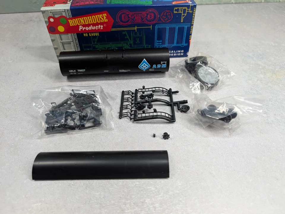 Roundhouse 3250 HO Scale 50' Tank Car ADM UELX #78627 KIT READ - Image 1 of 4
