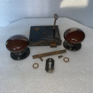 VINTAGE BLACK RIM LOCK LATCH KEEPER BACKPLATE BROWN PORCELAIN KNOBS & SCREWS KEY - Picture 1 of 13