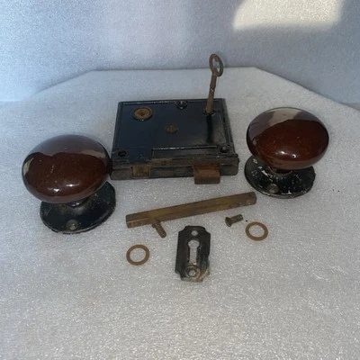 VINTAGE BLACK RIM LOCK LATCH KEEPER BACKPLATE BROWN PORCELAIN KNOBS & SCREWS KEY - Image 1 of 4