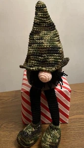 AMIGURUMI PELUCHE UOMO CACCIATORE GNOMO MIMETICO ALL’UNCINETTO A MANO 🧶 AMIGURUMI 19” - Foto 1 di 4