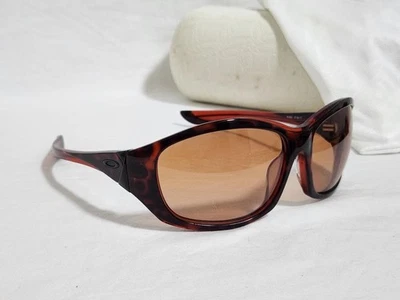 Gafas de sol deportivas de marco completo con logotipo ovalado OAKLEY color marrón con estuche bolsa Foto 1 de 4