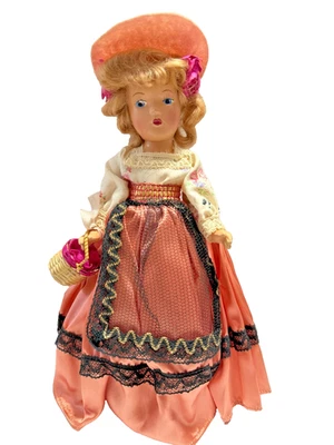 Muñeca campesina francesa vintage en vestido de melocotón con canasta sombrero de fieltro 50+ años Foto 1 de 4