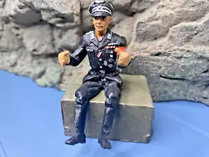 1 Lineol sitzender deutscher Soldat Fahrer schwarze Uniform 1/24" / 70mm - Bild 1 von 5