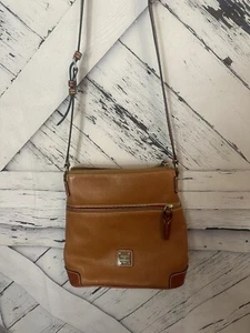 BANDOLERA DOONEY & BOURKE CUERO GUIJARROS EN CARAMELO PRECIO DE VENTA SUGERIDO POR EL FABRICANTE $248 - Imagen 1 de 8