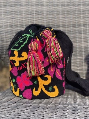 BOLSO BANDOLERA WAYUU MOCHILA COLOMBIANO MULTICOLOR HECHO A MANO. ¡Solo quedan 6! Foto 1 de 4