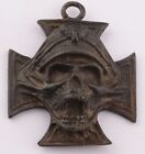 Pendentif ALLEMAND crâne dans chapeau tasse croix de fer ALLEMAGNE talisman crâne soldats AMULE