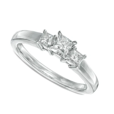 1/2 CT. T.W. Anillo de compromiso de tres piedras de diamantes talla princesa en oro blanco de 18 quilates Foto 1 de 2